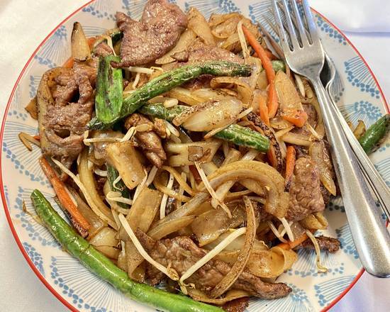 Stir Fried Rice Noodles with Beef 干炒牛河